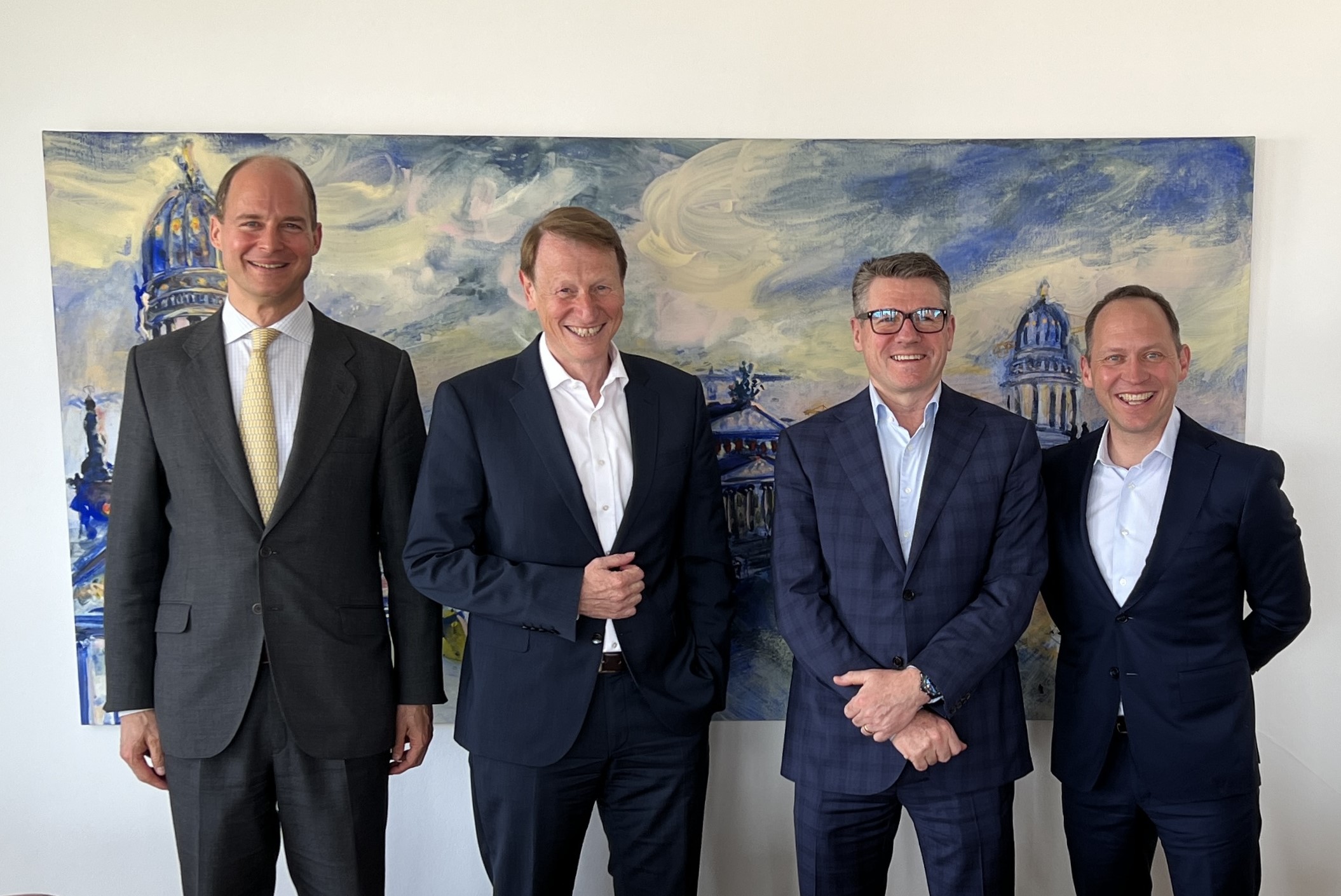 Konstantin von Oldenburg (VNG H&V), Ulf Heitmüller (VNG), Nick Walker (Var Energi) und Tørger Rød (Var Energi) verlängern Gasliefervertrag um weitere 12 Jahre