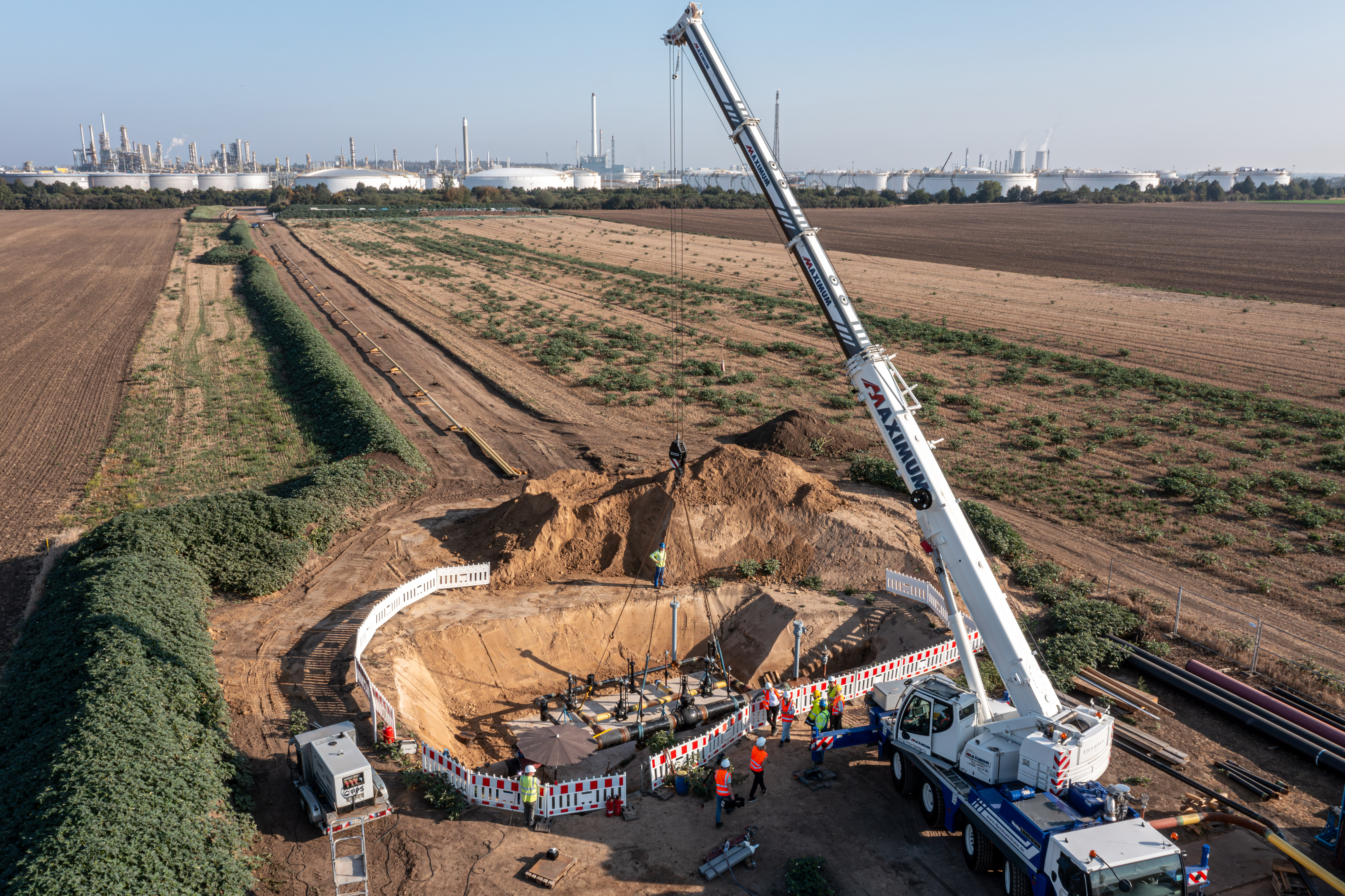Einheben der Abzweig-Armatur an den Netzanschlusspunkt. © Fotos: Tom Schulze 