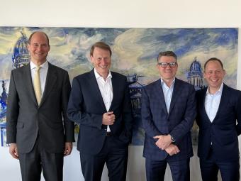 Konstantin von Oldenburg (VNG H&V), Ulf Heitmüller (VNG), Nick Walker (Var Energi) und Tørger Rød (Var Energi) verlängern Gasliefervertrag um weitere 12 Jahre
